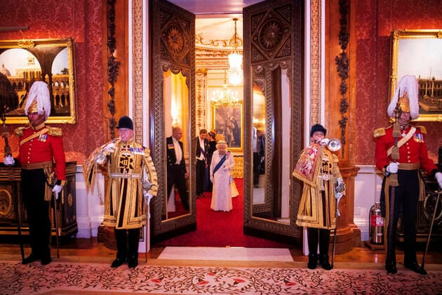 Bilder des Jahres 2019, Entertainment 12 Dezember Entertainment Bilder des Tages . 11 12 2019. London, United Kingdom. Queen Elizabeth II at a reception for members of the Diplomatic Corps at Buckingham Palace in London.  xi-Imagesx xPoolx IIM-20550-0015