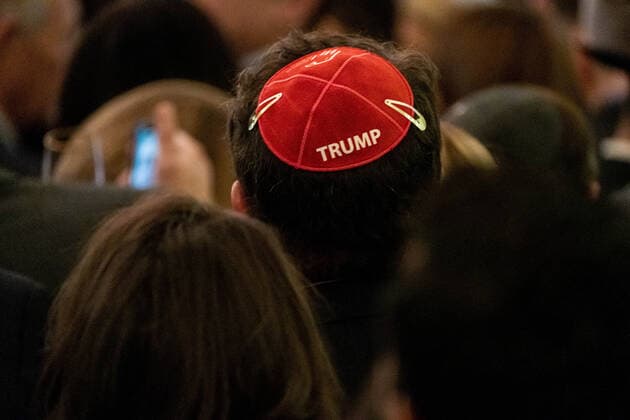 Bilder des Jahres 2019, News 12 Dezember News Bilder des Tages Jewish participants wearing a yamaka hat wait for President Donald J. Trump as they attend a Hanukkah Reception in the East Room of the White House in Washington, DC on Wednesday, Dec. 11, 2019. Trump then signed an Executive Order Combating Anti-Semitism. On the other end of Pennsylvania Ave., the House of Representatives is moving toward a decision whether to impeach the president.  WAP20191211019 KENxCEDENO