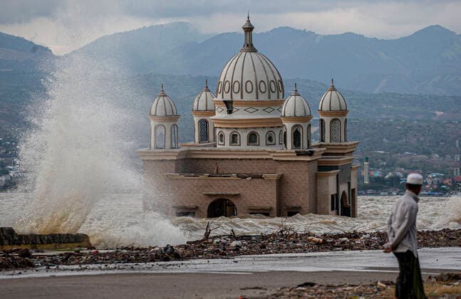 Bilder des Jahres 2019, News 12 Dezember News Bilder des Tages (191212) -- PALU, Dec. 12, 2019 -- A man watches high wave at Palu Bay, Central Sulawesi, Indonesia, Dec. 12, 2019. The Meteorology, Climatology and Geophysics Agency (BMKG) has issued warnings of possible strong winds and high waves in several regions across Indonesia. (Photo by Xinhua) INDONESIA-PALU-WEATHER-HIGH WAVE Opan 
