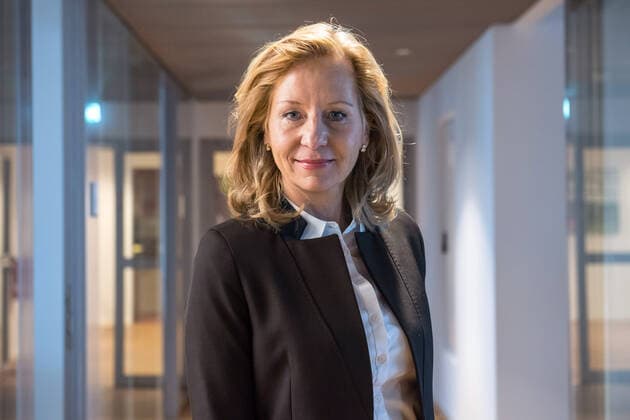 Die Intendantin des Rundfunks Berlin-Brandenburg (RBB), Patricia Schlesinger (Foto vom 07.11.19), sieht neue Sparrunden auf ihren Sender zukommen. Die angekuendigte Erhoehung des Rundfunkbeitrags um 86 Cent, die deutlich unter den Bedarfsanmeldungen der oeffentlich-rechtlichen Sender liegt, treffe die kleinen und mittleren Sender besonders, sagte Schlesinger dem Evangelischen Pressedienst (epd). Der RBB sei bereits sehr schlank aufgestellt, er habe kein Polster: Da bleibt wenig Speck auf der Rippe. Wir stecken das meiste Geld ins Programm. (Siehe epd-Gespraech vom 12.12.2019) RBB-Intendantin warnt vor weiteren Sparrunden