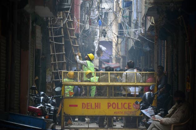 Bilder des Jahres 2019, News 12 Dezember News Bilder des Tages NEW DELHI, INDIA DECEMBER 11: A BSES team outside the factory where a fire broke out on Sunday killing 43 people at Anaj Mandi, Filmistan, on December 11, 2019 in New Delhi, India. The three municipal corporations of Delhi Wednesday sealed 45 illegal factories operating out of residential areas, including two on Chamelian Road, next to Anaj Mandi in Old Delhi, where a fire had killed 43 people on Sunday. They have a deadline to seal over 9,000 illegal factories in areas such as Hauz Rani, Said-ul-Ajab, Badarpur, Shastri Nagar, Inderlok, Karampura, Seelampur, Jaffrabad by December 31. (Photo by Amal KS Hindustan Times ) MCD Holds A Sealing Drive Against Illegal Factories After 43 Killed In Massive Fire In Delhi s Anaj Mandi
