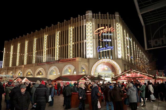 Chemnitz_Weihnachtsmakt 10.12.2019, Chemnitz, Markt, Weihnachtsmarkt mit Weihnachtsbaum und Verkaufsständen und Galeria Roter Turm Chemnitz Sachsen BRD