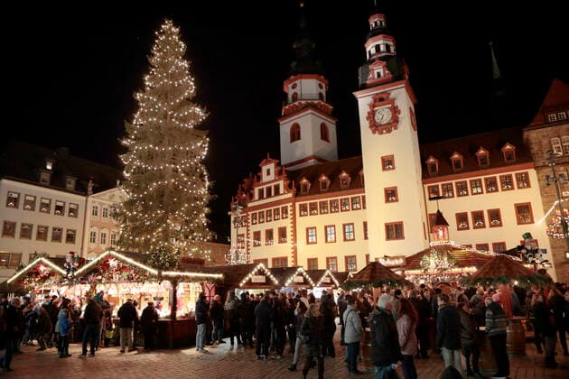 Chemnitz_Weihnachtsmakt 10.12.2019, Chemnitz, Markt, Weihnachtsmarkt mit Weihnachtsbaum und Verkaufsständen Chemnitz Sachsen BRD