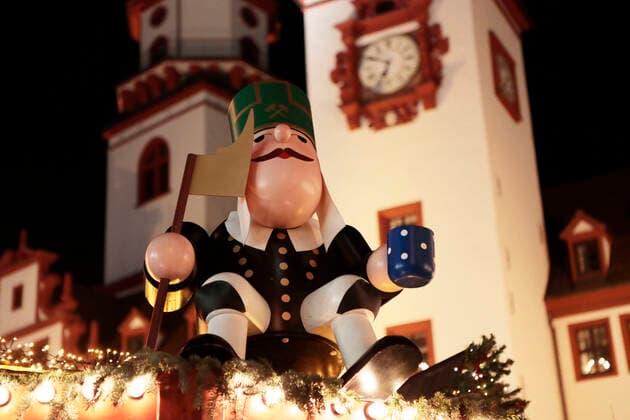 Chemnitz_Weihnachtsmakt 10.12.2019, Chemnitz, Markt, Weihnachtsmarkt mit Weihnachtsbaum und Verkaufsständen Chemnitz Sachsen BRD