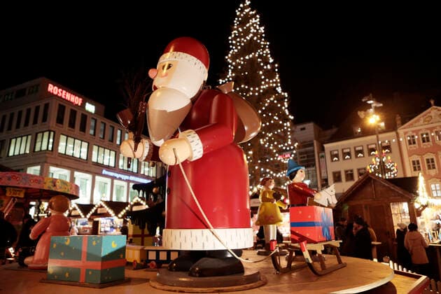 Chemnitz_Weihnachtsmakt 10.12.2019, Chemnitz, Markt, Weihnachtsmarkt mit Weihnachtsbaum und Verkaufsständen Chemnitz Sachsen BRD