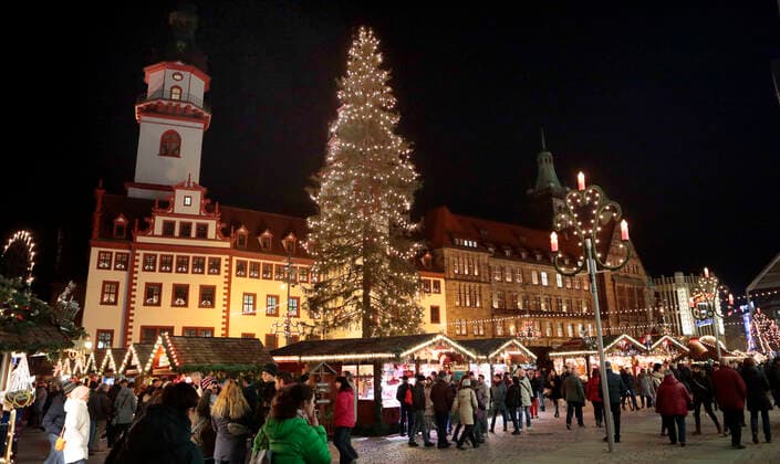 Chemnitz_Weihnachtsmakt 10.12.2019, Chemnitz, Markt, Weihnachtsmarkt mit Weihnachtsbaum und Verkaufsständen Chemnitz Sachsen BRD