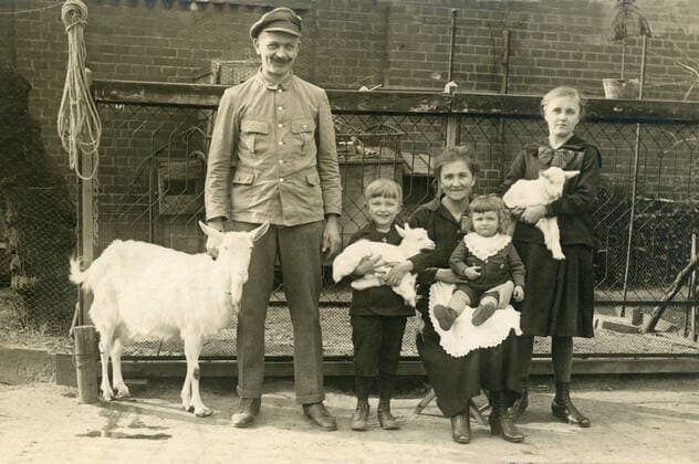 Bauernfamilie mit Tieren GER, Aufnahme ca.1920, Bauernfamilie mit Tieren *** Farmer family with animals GER, photo ca 1920, farmer family with animals