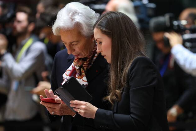 Bilder des Jahres 2019, News 12 Dezember News Bilder des Tages (191213) -- BRUSSELS, Dec. 13, 2019 -- Finnish Prime Minister Sanna Marin (R) talks with European Central Bank President Christine Lagarde before a round-table meeting at the second day of the EU summit at the EU headquarters in Brussels, Belgium, Dec. 13, 2019. ) BELGIUM-BRUSSELS-EU-SUMMIT ZhangxCheng 