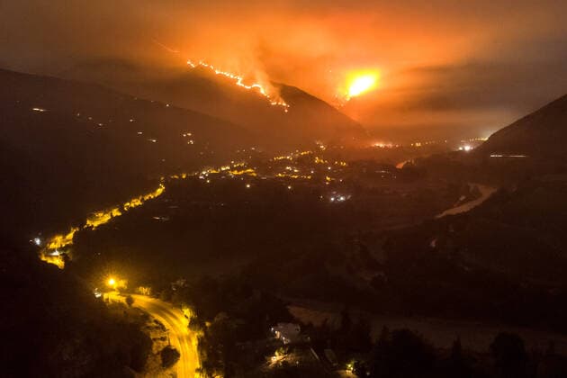 IMAGO Nature: Unsere Erde, Klimawandel, Waldbrände News Bilder des Tages San Jose de Maipo 13 de diciembre 2019 Un incendio forestal sigue activo en el Cajon del Maipo. Pablo Rojas Aton Chile, CAJON DEL MAPIO Chile Aton_378866 *** San Jose de Maipo December 13, 2019 A forest fire is still active in the Cajon del Maipo Pablo Rojas Aton Chile, CAJON DEL MAPIO Chile Aton 378866  Copyright: PABLOxROJAS ATONxCHILE