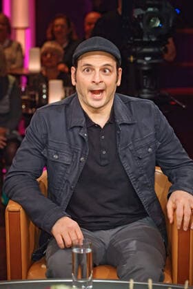 Bilder des Jahres 2019, Entertainment 12 Dezember Entertainment Bilder des Tages MDR - Riverboat. Comedian Kaya Yanar anläßlich der Aufzeichnung der MDR - Talkshow Riverboat am 13.12.2019 im Studio 3 der Mediacity Leipzig. 20191213SFL0047 *** MDR Riverboat Comedian Kaya Yanar on the occasion of the recording of the MDR talk show Riverboat on 13 12 2019 in Studio 3 of the Mediacity Leipzig 20191213SFL0047