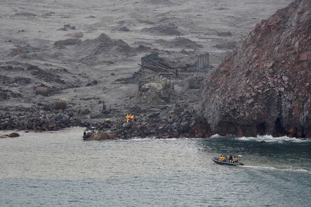 Bilder des Jahres 2019, News 12 Dezember News Bilder des Tages December 13, 2019, White Island, New Zealand: Rescuers head to the White Island after volcanic eruption. The recovery team has retrieved six bodies from New Zealand s White Island volcano despite eruption risks, four days after it erupted. Fourteen deaths have been confirmed from Monday s eruption. White Island New Zealand  - ZUMA 20191213_int_z03_005 Copyright: xNewxZealandxDefensex