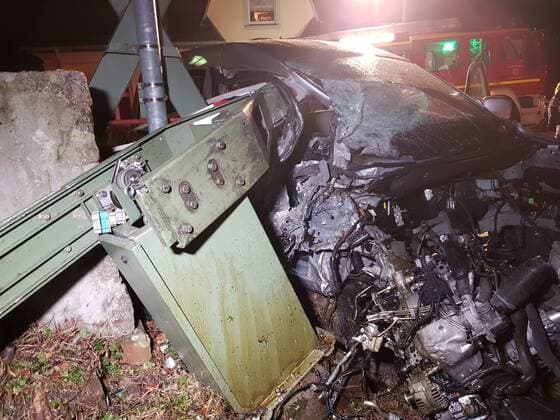 News Bilder des Tages Autofahrer fährt rückwärts auf einen Bahnübergang Die Schranken schließen sich und der Zug erfasst ihn Am Freitagabend, kurz nach 21.00 Uhr, fuhr der Fahrer eines Pkw VW Caddy rückwärts auf den Bahnübergang in der Bahnhofstraße in Laufenburg. Zur gleichen Zeit schlossen sich die Schranken wegen eines herannahenden Zugs. Trotz eingeleiteter Notbremsung erfasste der Interregio den Pkw an dessen vorderen linken Fahrzeugseite und kam kurz danach im Rappensteintunnel zum Stehen. Der 73-jährige Fahrer des Pkws wurde leicht verletzt, die 43 Fahrgäste im Zug blieben unverletzt. Der PKW wurde nicht mitgeschleift, sondern wurde lediglich am Frontbereich beschädigt, teilt der Feuerwehrkommandant auf Nachfrage mit. Die Aufgabe der Feuerwehr war den PKW zu sichern, auslaufende Flüssigkeiten zu binden und sich um die Zuginsassen zu