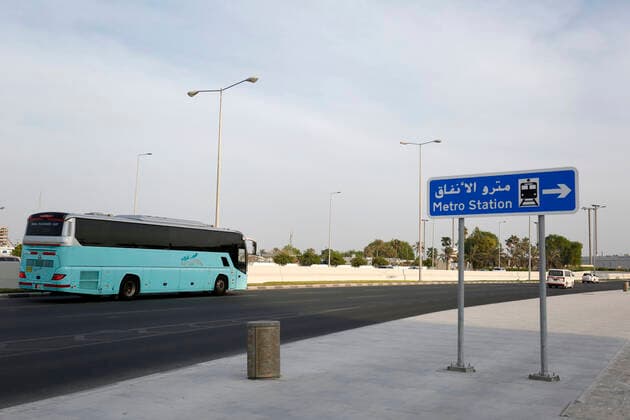 Doha, Qatar, 14.09.2019 Ein Hinweisschild zur National Museum Metro Station auf der Al Corniche Street in Doha *** Doha, Qatar, 14 09 2019 A sign for the National Museum Metro Station on Al Corniche Street in Doha