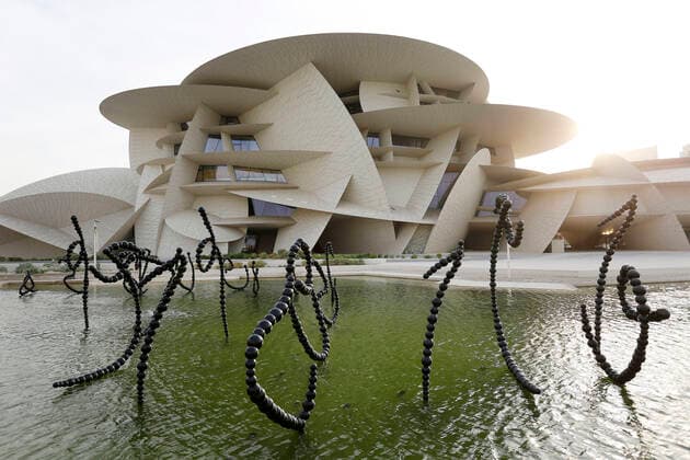 Architektur von Jean Nouvel Doha, Qatar, 14.09.2019 Das Nationalmuseum von Katar an der Al Corniche Street in Doha. Das vom französischen Architekten Jean Nouvel entworfene Museum soll an eine Wüstenrose erinnern. Der Springbrunnen mit seinen als Perlenschnur erkennbaren Wasserleitungen soll an die geschichtliche Bedeutung der Perlentaucher erinnern. *** Doha, Qatar, 14 09 2019 The National Museum of Qatar on Al Corniche Street in Doha The museum, designed by the French architect Jean Nouvel, is to remind us of a desert rose The fountain with its water pipes recognizable as a string of pearls is to remind us of the historical significance of the pearl divers