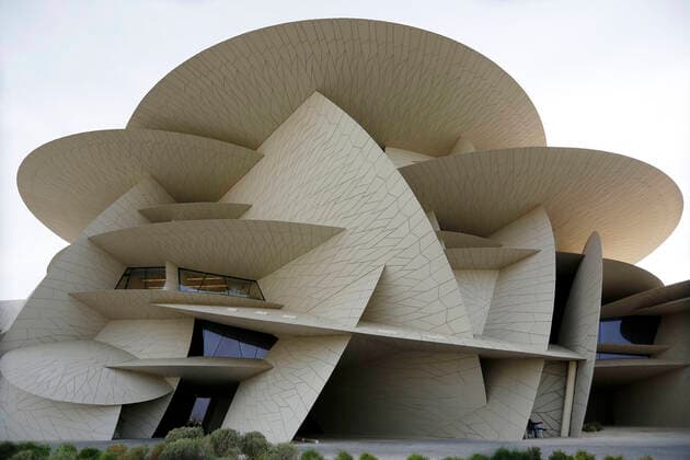 Architektur von Jean Nouvel Doha, Qatar, 14.09.2019 Das Nationalmuseum von Katar an der Al Corniche Street in Doha. Das vom französischen Architekten Jean Nouvel entworfene Museum soll an eine Wüstenrose erinnern. *** Doha, Qatar, 14 09 2019 The National Museum of Qatar on Al Corniche Street in Doha The museum, designed by French architect Jean Nouvel, is reminiscent of a desert rose