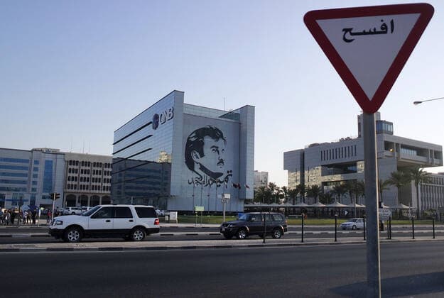 Doha, Qatar, 13.09.2019 Das Gebäude der Qatar National Bank neben dem Finanzministerium an der Al Corniche Street in Doha zeigt ein Porträt des Emir von Katar Tamim bin Hamad Al Thani. Er ist das Staatsoberhaupt des Emirats Katar. *** Doha, Qatar, 13 09 2019 The building of the Qatar National Bank next to the Ministry of Finance on Al Corniche Street in Doha shows a portrait of the Emir of Qatar Tamim bin Hamad Al Thani He is the Head of State of the Emirate of Qatar