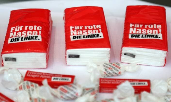 Landesparteitag Die LINKE Erfurt 14.12.2019 , Erfurt, Messe, Landesparteitages Die LINKE im Bild: Taschentücher mit der Aufschrift Für rote Nasen und Pfefferminz