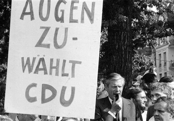 Walter Leisler Kiep Walter Leisler Kiep bei Demonstration in Hamburg Hamburg Hamburg Deutschland Germany *** Walter Leisler Kiep Walter Leisler Kiep during demonstration in Hamburg Hamburg Hamburg Germany Germany Copyright: xUlrichxGehnerx