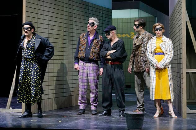 Bilder des Jahres 2019, Entertainment 12 Dezember Milan Peschel, Bernd Moss, Martin Wuttke, Jeremy Mockridge und Judith Hofmann bei der Fotoprobe zum Theaterstück (Life on earth can be sweet) Donna im Deutschen Theater. Berlin, 13.12.2019 *** Milan Peschel, Bernd Moss, Martin Wuttke, Jeremy Mockridge and Judith Hofmann at the photo rehearsal for the play Life on earth can be sweet Donna at the Deutsches Theater Berlin, 13 12 2019 Foto:xT.xBartillax xFuturexImage