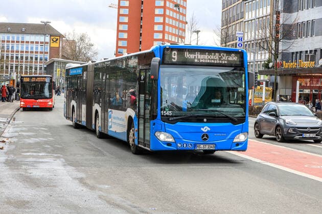 DEU, Deutschland, Nordrhein-Westfalen, Münster, 14.12.2019: An allen Adventssamstagen sind Bus- und Bahnfahrten in Münster kostenlos. Die Aktion soll ein Anreiz sein, das Auto zuhause zu lassen. Das Angebot finanziert die Stadt Münster mit 450 000 Euro. Linienbus der Stadtwerke Münster