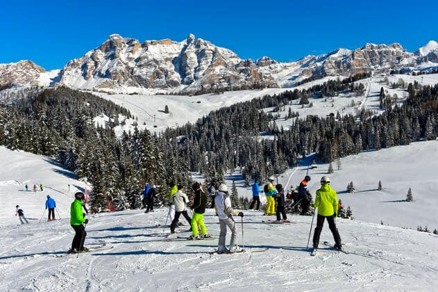 Skifahrer auf eine Skipiste im Skigebiet Alta Badia, Dolomiten, Südtirol, Italien