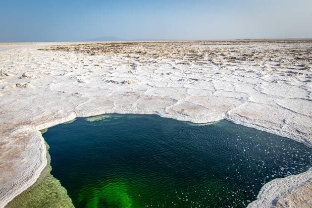  Creative Highlights World Wasserloch in der Salzfläche, Karumsee, Danakil Senke, Afar-Dreieck, Äthiopien, Afrika *** Waterhole in the salt flat, Karumsee, Danakil valley, Afar triangle, Ethiopia, Africa Copyright: imageBROKER/EdwinxRemsbergx/xVWPics ibleca05049835.jpg