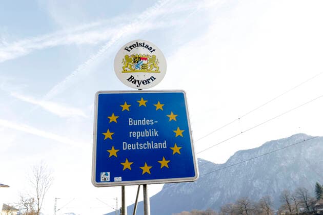 AUT, 2019-12-15; BLOCKADE DER B171 GRENZUEBERGANG KUFSTEIN-KIEFERSFELDEN UND FEIER WEGEN WEGFALL DER VIGNETTENPFLICHT BIS KUFSTEIN SUED MIT 15. DEZEMBER: FREITSAAT BAYERN - SCHILD GRENZUEBERGANG ;
