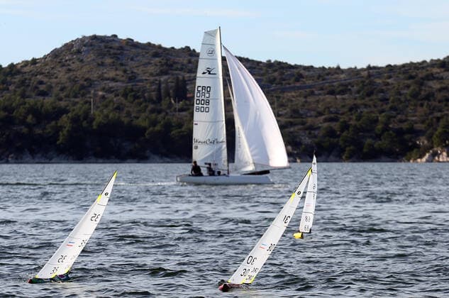 News Bilder des Tages Regatta of radio-controlled sailboats - Sibenik, Croatia 15.12.2019., Sibenik, Croatia - The 24th regatta of radio-controlled sailboats finally started on the Sibenik waterfront in front of the cannons, which was delayed because there was no wind.  DuskoxJaramaz PIXSELL