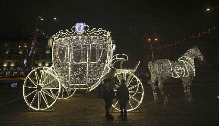Bilder des Jahres 2019, Entertainment 12 Dezember Entertainment Bilder des Tages MINSK, BELARUS â€“ DECEMBER 15, 2019: A carriage made of festive lights in a street ahead of the holiday season. Natalia Fedosenko TASS  TS0C774D