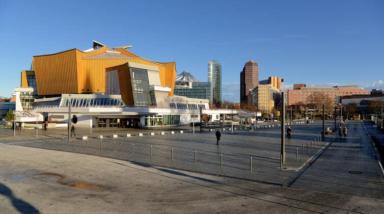 Scharoun-Platz Berlin. Der Platz vor der Philharmonie ist neu gestaltet worden und ab Mitte Dezember 2019 freigegeben. Berlin Berlin Deutschland Copyright: xMikexWolffxTSPx