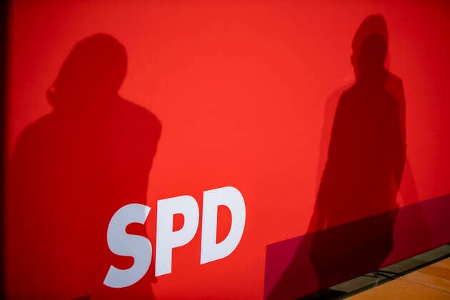 Die Schatten der Co-Parteivorsitzende der SPD Norbert Walter-Borjans und Saskia Esken waehrend einer Pressekonferenz im Willy-Brandt-Haus in Berlin am 16. Dezember 2019. Pressekonferenz der SPD Vorsitzende im Willy-Brand-Haus