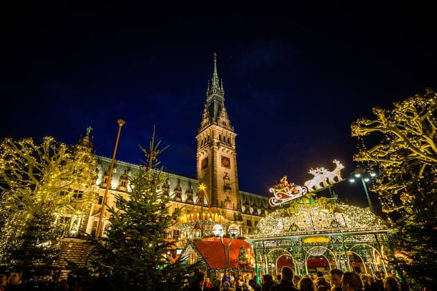 Hamburger Weihnachtsmarkt Hamburg, Hamburger, Europa, europe, Norddeutschland, norddeutsch, Hansestadt, germany, Deutschland, Aussenaufnahme, draussen, Stadt, city, norddeutsche, Hamburger Weihnachtsmarkt auf dem Rathausplatz vor dem Rathaus, Weihnachten, Markt, Weihnachtsstimmung, Beleuchtung,