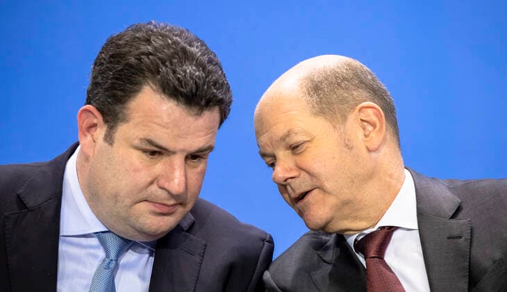(L-R) Bundesarbeitsminister Hubertus Heil und Bundesfinanzminister Olaf Scholz waehrend einer Pressekonferenz nach der Unterzeichnung einer Absichtserklaerung durch Vertreter der Bundesregierung und der beteiligten Verbaende und Institutionen zur Fachkraeftezuwanderung im Kanzleramt in Berlin am 16. Dezember 2019. *** L R Federal Minister of Labor Hubertus Heil and Federal Minister of Finance Olaf Scholz during a press conference after the signing of a declaration of intent by representatives of the federal government and the participating associations and institutions on the immigration of experts in the Chancellors Office in Berlin on 16 December 2019