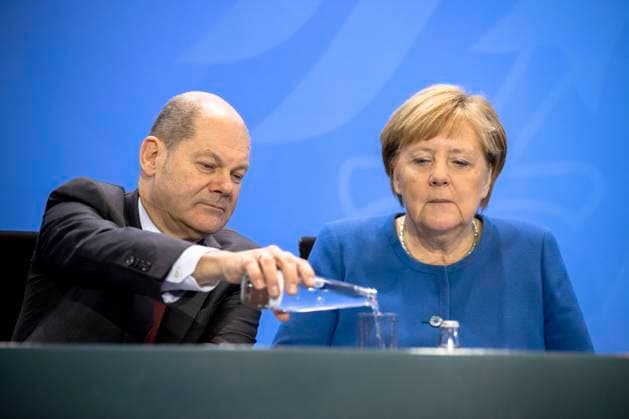 News Bilder des Tages (L-R) Bundesfinanzminister Olaf Scholz und Bundeskanzlerin Angela Merkel am Ende einer Pressekonferenz nach der Unterzeichnung einer Absichtserklaerung durch Vertreter der Bundesregierung und der beteiligten Verbaende und Institutionen zur Fachkraeftezuwanderung im Kanzleramt in Berlin am 16. Dezember 2019.