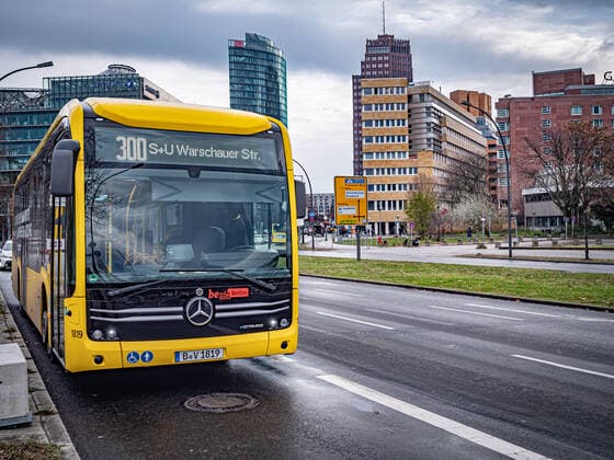 Berlin Mitte Tiergarten; das Kulturforum mit Haltestelle BVG Bus Linie 300 Kulturforum