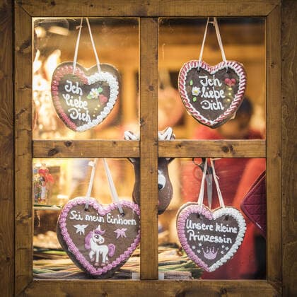 Lebkuchenherzen haengen in einem Fenster einer Verkaufsbude auf dem Weihnachtsmarkt in Berlin, 17.12.2019. Berlin Deutschland *** Gingerbread hearts hanging in a window of a sales booth at the Christmas Market in Berlin, 17 12 2019 Berlin Germany Copyright: xFlorianxGaertner photothek.netx