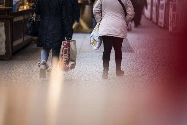 Frauen tragen Einkaufsbeutel ueber einen Weihnachtsmarkt in Berlin, 17.12.2019. Berlin Deutschland