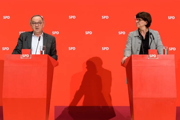 Pressekonferenz der SPD mit den beiden Parteivorsitzenden Saskia Esken und Norbert Walter-Borjans im Berliner Willy-Brandt-Haus nach der Sitzung des Parteivorstandes. Press conference of the SPD with the two party leaders Saskia Esken and Norbert Walter-Borjans in the Berlin Willy-Brandt-Haus after the meeting of the party executive. snapshot-photography F.Boillot