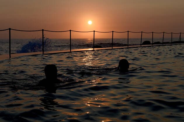 HOT WEATHER SYDNEY, People are seen swimming at Bronte Beach Pool in Sydney, Wednesday, December 18, 2019. Temperatures are set to reach as high as the mid forty degrees in New South Wales over the next coming days, with a total fire ban in place across all of NSW until Sunday. ( NO ARCHIVING, EDITORIAL USE ONLY, NO USE IN BOOKS WITHOUT CONSENT SYDNEY NSW AUSTRALIA  Copyright: xBIANCAxDExMARCHIx 20191218001438456211
