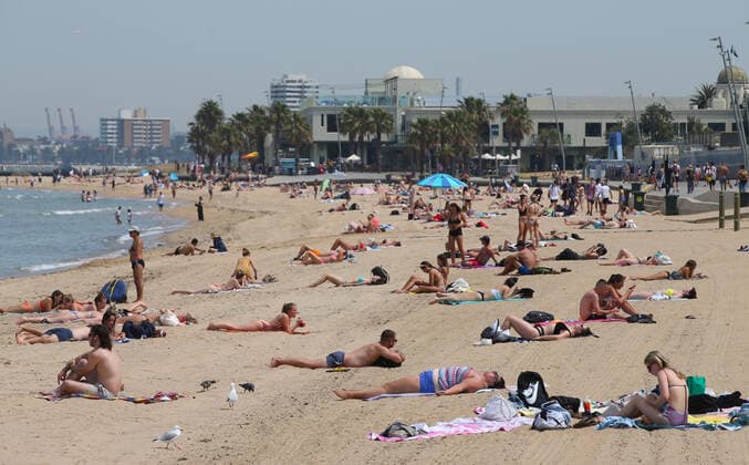 HOT WEATHER MELBOURNE, People flock to St Kilda beach as a heat wave sweeps across Victoria. Wednesday, December 18, 2019. ( NO ARCHIVING, EDITORIAL USE ONLY, NO USE IN BOOKS WITHOUT CONSENT MELBOURNE VIC AUSTRALIA  Copyright: xDAVIDxCROSLINGx 20191218001438504716