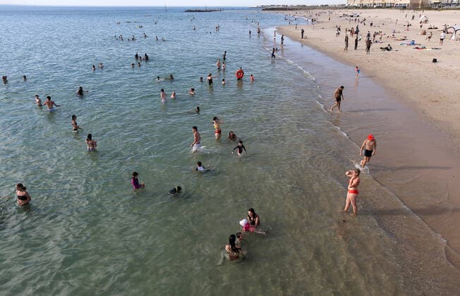 ADELAIDE HOT WEATHER, Beachgoers during hot weather at Glenelg Beach in Adelaide, Wednesday, December 18, 2019. A record-breaking heatwave is making its way across southeastern Australia, with temperatures set to exceed 40C in many parts of the country. ( NO ARCHIVING, EDITORIAL USE ONLY, NO USE IN BOOKS WITHOUT CONSENT ADELAIDE SA AUSTRALIA  Copyright: xKELLYxBARNESx 20191218001438547980