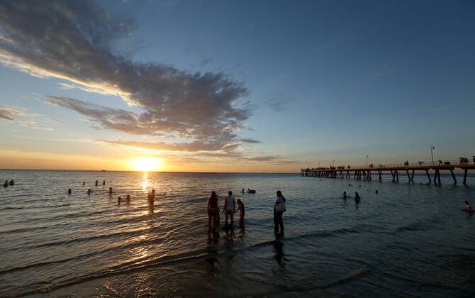 HOT WEATHER ADELAIDE, Beachgoers during hot weather at Glenelg Beach in Adelaide, Wednesday, December 18, 2019. A record-breaking heatwave is making its way across southeastern Australia, with temperatures set to exceed 40C in many parts of the country. ( NO ARCHIVING, EDITORIAL USE ONLY, NO USE IN BOOKS WITHOUT CONSENT ADELAIDE SA AUSTRALIA  Copyright: xKELLYxBARNESx 20191218001438548037