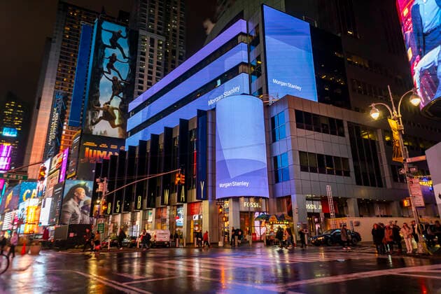 Architektur von Kevin Roche Morgan Stanley building in New York Morgan Stanley engages in self-promotion and displays a moirŽ pattern on the digital display on their building in New York on Tuesday, December 17, 2019. (  RichardxB.xLevine