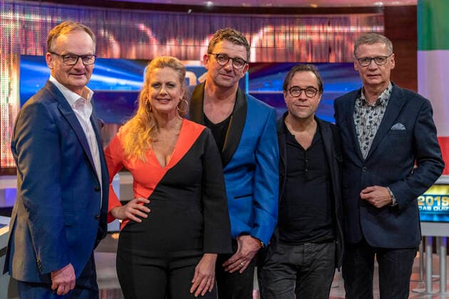 Entertainment Themen der Woche KW51 Entertainment Bilder des Tages 2019 - Das Quiz - Jahresrückblick am 30. Dezember 2019. Von links nach rechts: Frank Plasberg, Barbara Schöneberger, Hans Sigl, Jan Josef Liefers und Günther Jauch. Regelmäßig lädt der Journalist Frank Plasberg den Kollegen und Moderator Günther Jauch, die Fernsehmoderatorin, Entertainerin, Schauspielerin und Sängerin Barbara Schöneberger und den Schauspieler Jan Josef Liefers zu seinem großen, als Jahresrückblick konzipierten Quiz-Wettkampf. Erstmals dabei ist der österreichische Schauspieler Hans Sigl. Hürth Nordrhein-Westfalen Deutschland *** 2019 The Quiz Review of the Year on 30 December 2019 From left to right Frank Plasberg, Barbara Schöneberger, Hans Sigl, Jan Josef Liefers and Günther Jauch Journalist Frank Plasberg regularly invites his colleague and presenter Günther Jauch, TV presenter, entertainer, actress and singer Ba