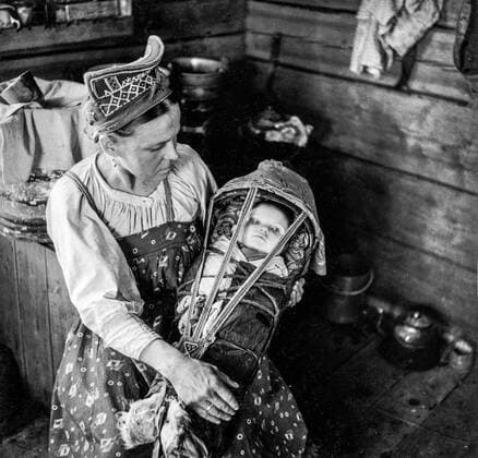 Winter village. Skolt Sami woman and her child. The mother is wearing a pearl embroidered shamtshik .  www.geographyphotos.com PublicxDomain 968_16_sami_woman_baby