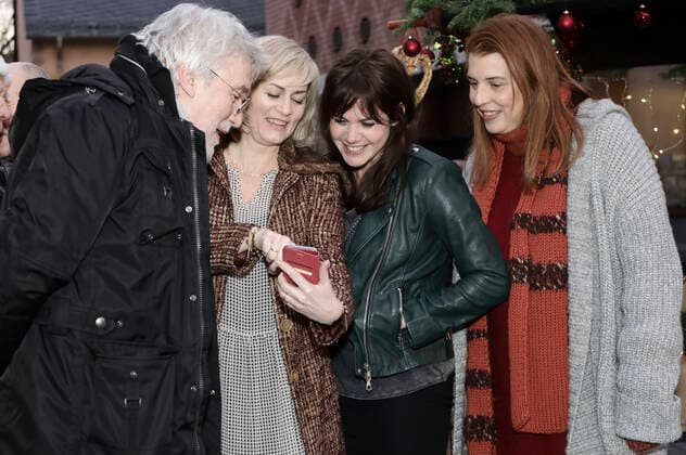 Rolf Silber, Gesine Cukrowski, Felicitas Woll und Elena Uhlig beim Fototermin zum Drehstart vom ZDF-Film Weihnachtstöchter (AT) im Saalhof. Frankfurt, 19.12.2019
