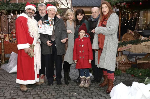 Antonio Putignano, Rolf Silber, Peter Lerchbaumer, Gesine Cukrowski, Felicitas Woll, Yuna, Norbert Walter und Elena Uhlig beim Fototermin zum Drehstart vom ZDF-Film Weihnachtstöchter (AT) im Saalhof. Frankfurt, 19.12.2019