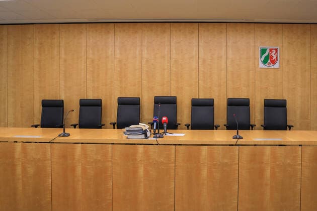 DEU, Deutschland, Nordrhein-Westfalen, Münster, 20.12.2019: Verfassungsgerichtshof für das Land Nordrhein-Westfalen, Urteilsverkündung: Die Abschaffung der Stichwahlen bei Bürgermeister- und Landratswahlen verstößt gegen Grundsätze des demokratischen Rechtsstaats. Abschaffung der Stichwahl ist verfassungswidrig. Leerer Richtertisch. *** DEU, Germany, North Rhine-Westphalia, Münster, 20 12 2019 Constitutional Court for the State of North Rhine-Westphalia, pronouncement of judgement The abolition of run-off elections for mayors and district elections violates principles of the democratic constitutional state Abolition of run-off elections is unconstitutional Empty judges table
