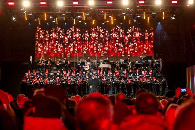 Zum ersten Mal stehen die Dresdner Kapellknaben mit dem Kreuzchor auf der Bühne beim 5. Adventskonzert im Rudolf-Harbig-Stadion Dresden.