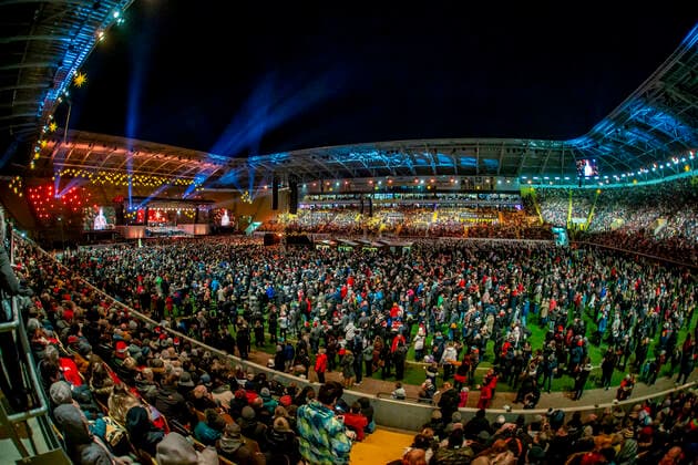 Zum ersten Mal stehen die Dresdner Kapellknaben mit dem Kreuzchor auf der Bühne beim 5. Adventskonzert im Rudolf-Harbig-Stadion Dresden.